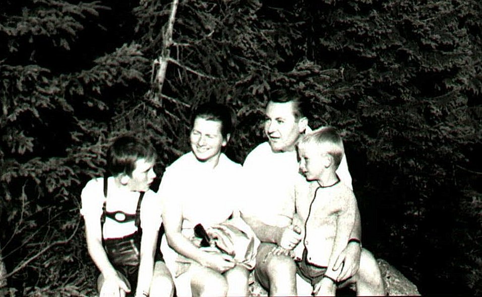 Anna Maria und Reinhard Manfred Bttner (mit Frank und Axel), Bayerischer Wald, 1969